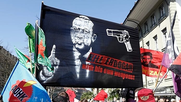 El Tribunal Supremo suizo confirma la condena a 4 personas por la pancarta "Matar a Erdoğan" en un mitin en 2017