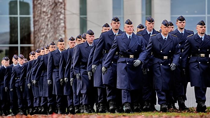 Alemania prepara el regreso del servicio militar: 700.000 jóvenes serán contactados en 2026
