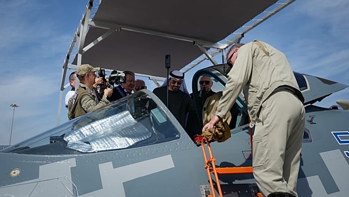 En el Dubái Airshow, aviones acrobáticos ofrecen una exhibición aérea y Rusia participa