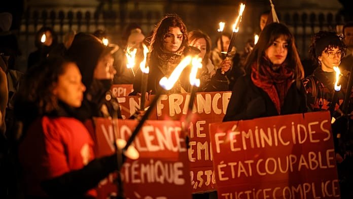 Protesta en París denuncia el aumento de los feminicidios en toda Francia