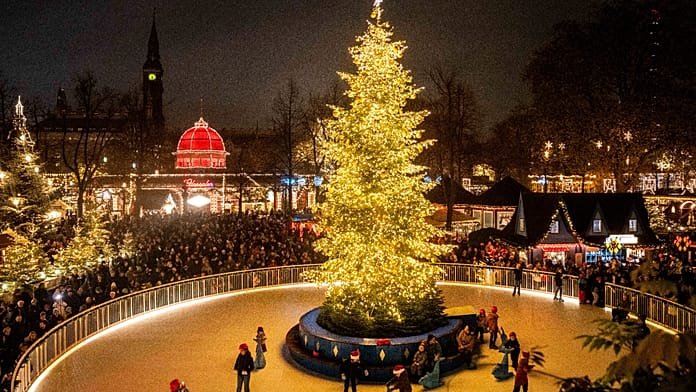 Los Jardines de Tivoli de Copenhague abren la temporada navideña con más de 1 millón de luces