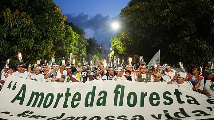 Caucheros marchan en Belém, reclaman el fin de la deforestación en la COP30