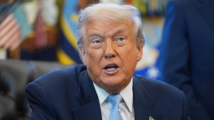 Trump firma la ley que aprueba la publicación de los archivos de Epstein tras enfrentarse a una creciente presión