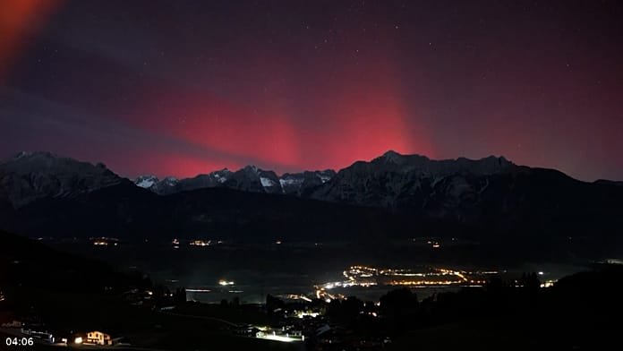 Aurora boreal con inusuales tonos rojos y rosas, vista en toda Europa, de Irlanda a Austria