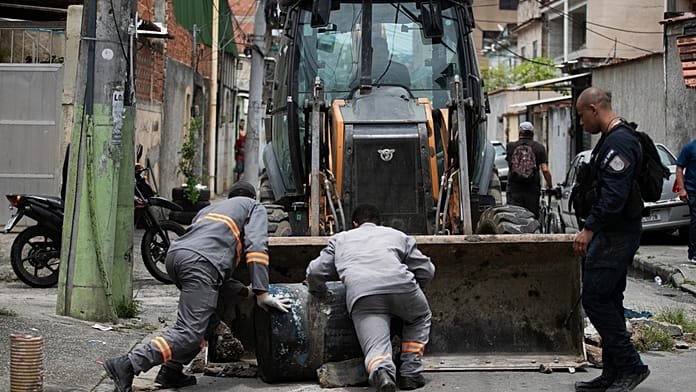 La Policía brasileña desmantela las barricadas de las bandas de narcotraficantes en las favelas de Río