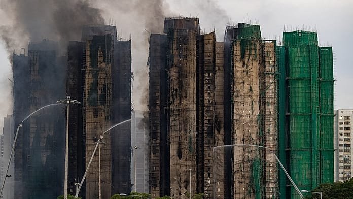 Aumentan a 44 los muertos y 279 los desaparecidos en el incendio de un complejo de torres en Hong Kong