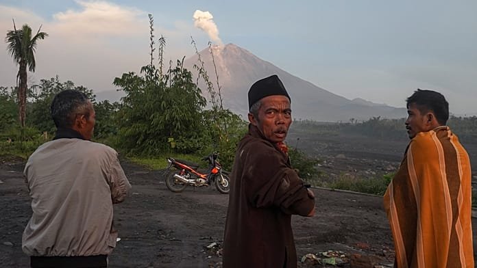 El volcán Semeru en Indonesia entra en erupción, provoca flujos piroclásticos y evacuaciones
