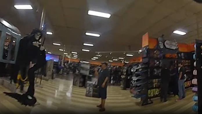 Un mono corre suelto dentro de una tienda de Halloween en Texas