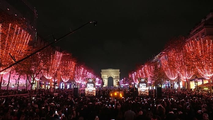 Léa Seydoux enciende la iluminación navideña de los Campos Elíseos, París abre la temporada festiva