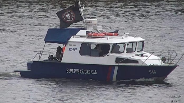 Un barco exhibe la bandera de los mercenarios prorrusos de Wagner en el río Narva, frente a Estonia
