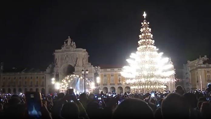 Lisboa inaugura la temporada navideña con un árbol gigante y fuegos artificiales