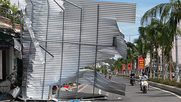 El poderoso tifón Kalmaegi deja al menos 5 muertos, azota el centro de Vietnam