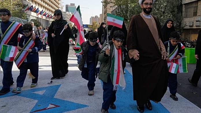 Marchas masivas contra EE UU en Teherán en el 46 aniversario de la toma de la embajada