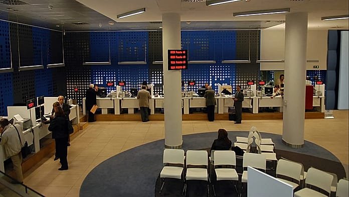 El Gobierno español pacta con los sindicatos una subida salarial del 11,4% para los funcionarios