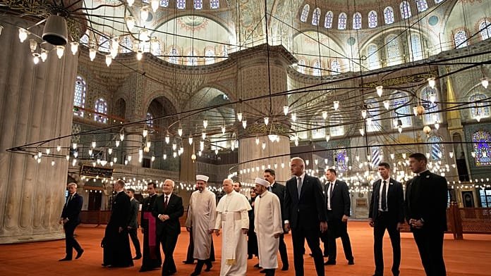 El papa León XIV visita la Mezquita Azul de Estambul para un breve rezo