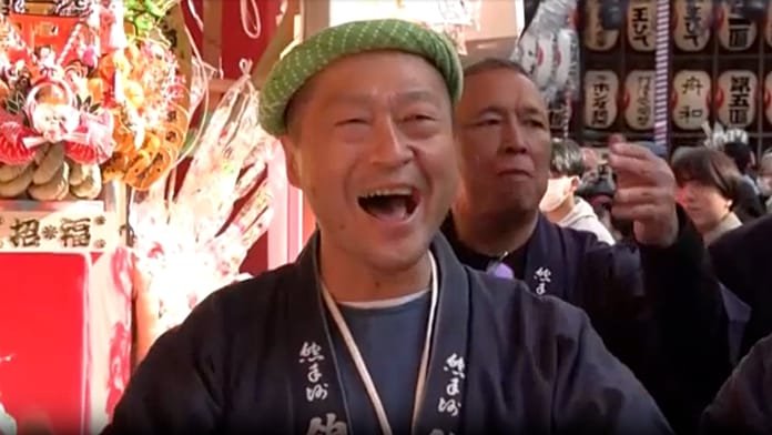 El festival Tori no Ichi, con siglos de historia, atrae visitantes al santuario Ootori de Tokio