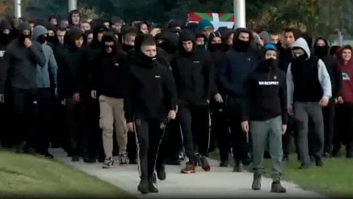 Estallan enfrentamientos entre la Policía y manifestantes en un acto ultraderechista en Pamplona