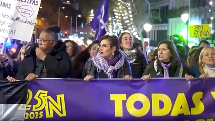 Miles de personas protestan en Madrid contra la violencia de género en España