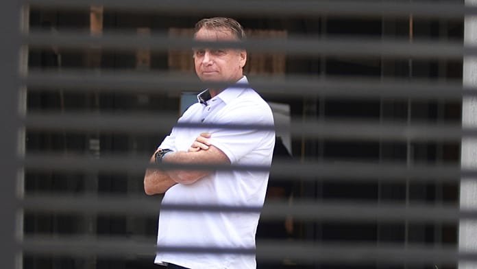 Un tribunal ordena la detención de Bolsonaro tras sospechar que intentó quitarse una pulsera electrónica