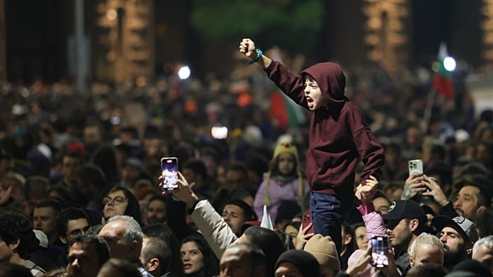 Bulgaria, miles protestan en Sofía y se enfrentan a la Policía