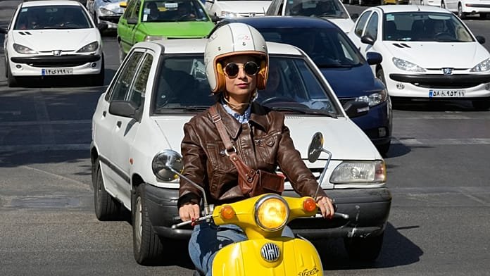 Más mujeres conducen motos en Teherán y ponen a prueba los límites legales de Irán
