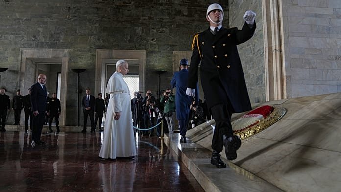 El papa León XIV rinde homenaje a Atatürk en su primera visita internacional a Turquía
