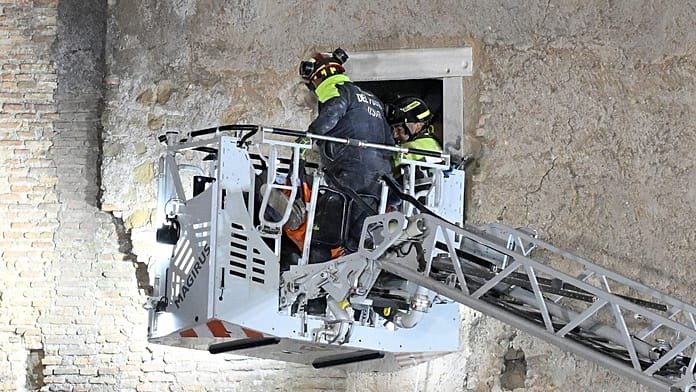 Muere un trabajador en Roma tras ser rescatado del derrumbe de la Torre dei Conti
