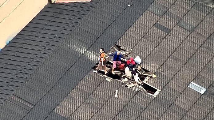 Rescatan a una familia de 5 del tejado entre graves inundaciones en Hat Yai, Tailandia