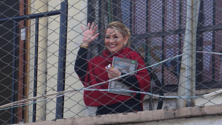 Supremo de Bolivia anula sentencia de 10 años contra la expresidenta Jeanine Áñez y ordena liberarla