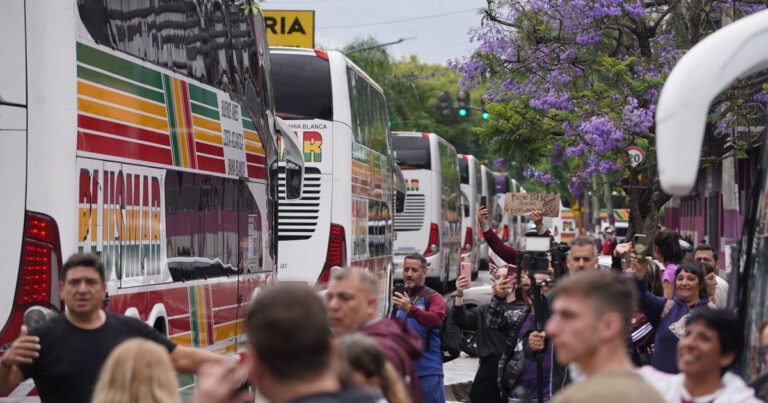 Lanús va por el sueño de ser campeón de la Copa Sudamericana: más de 15 mil hinchas viajan a Paraguay en 60 micros, 19 aviones y una caravana de autos