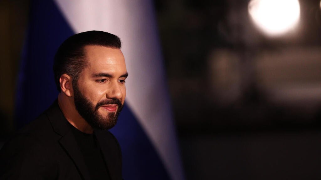 Exilio, cárcel o ley: cómo Bukele silencia las voces críticas en El Salvador