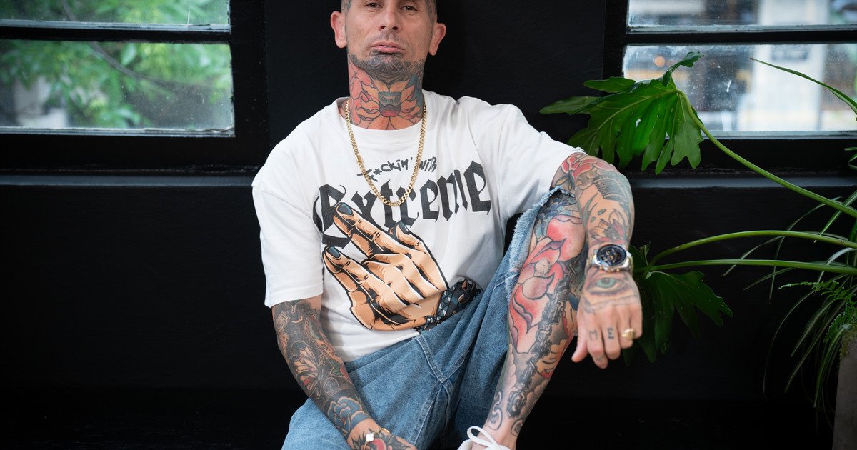 Emanuel Noir, de Ke Personajes, criado por la cumbia y fan del rock, pasó en 9 años de ser albañil a llenar estadios