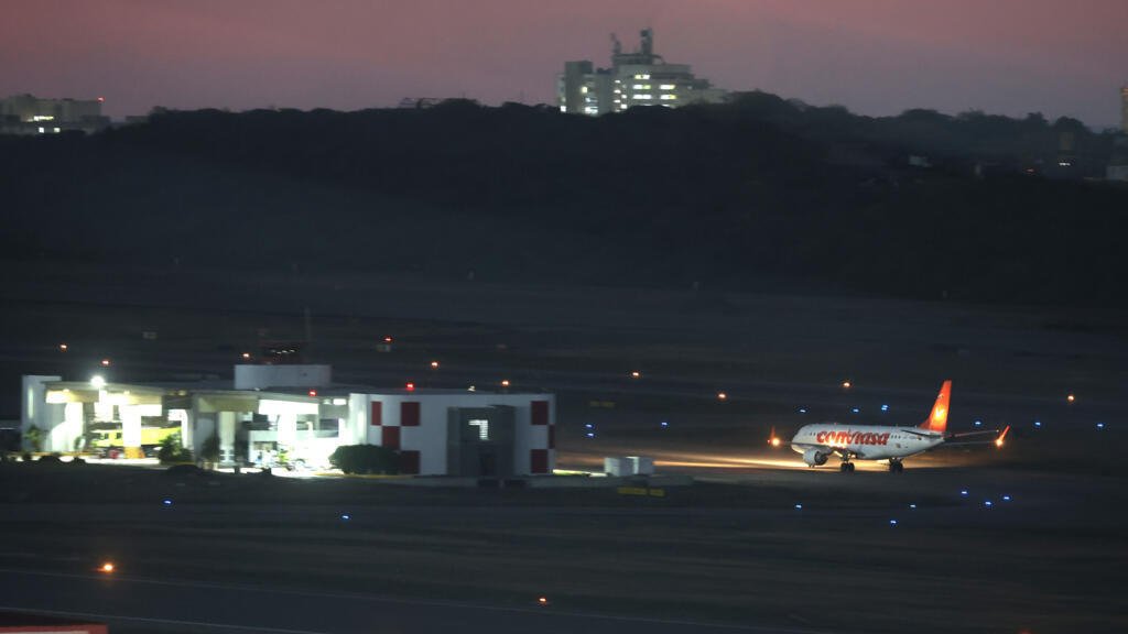 Cascada de cancelación de vuelos a Venezuela, tras alerta de EE. UU. de “actividad militar”