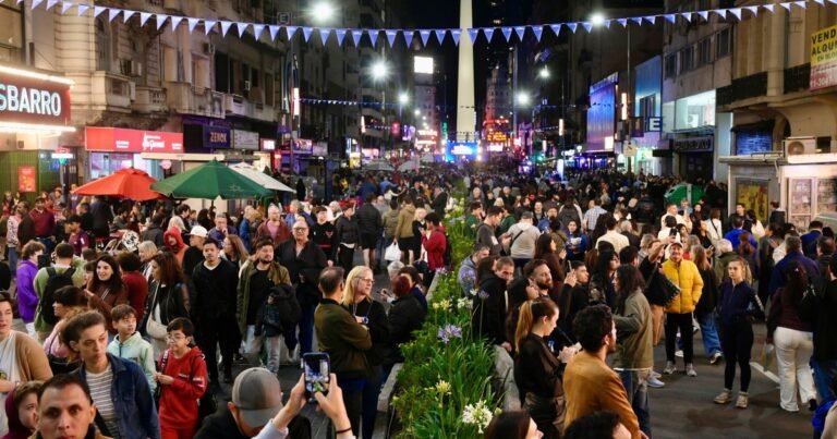 Explosión de lectores: La Noche de las Librerías llenó la calle Corrienres con más de 200 mil personas