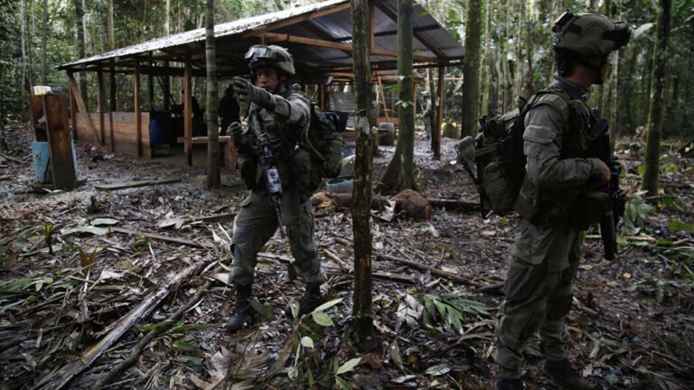 Petro ordena bombardeos contra disidencias de las FARC, mientras la "paz total" se encamina al precipicio