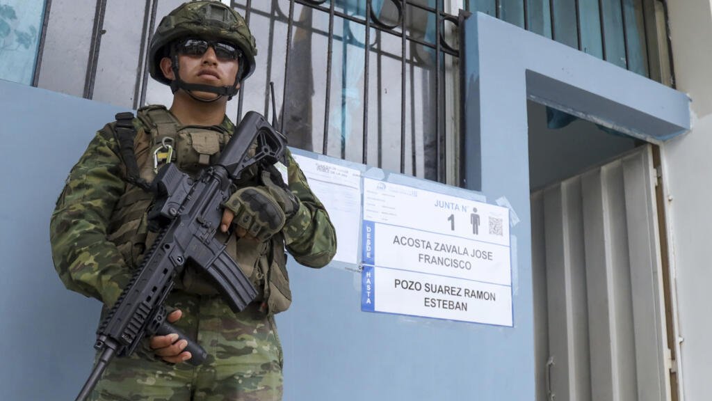 Ecuador va a las urnas para decidir sobre una Constituyente y el retorno de bases militares extranjeras