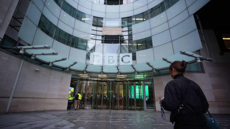 Trump amenaza a la BBC con una demanda de USD 1.000 millones tras denunciar manipulación de su discurso