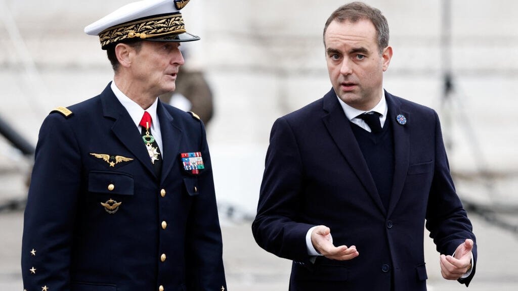 Frente a los alcaldes de Francia, el jefe del Estado Mayor prepara a la población para la guerra