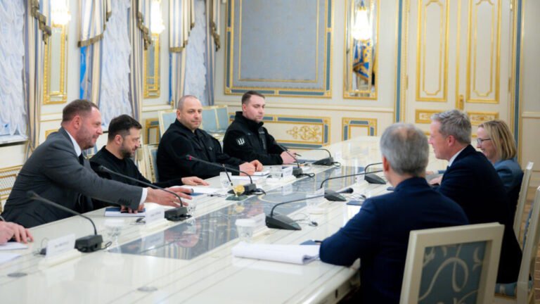 Ucrania envía delegación de alto nivel a EE. UU. para acelerar el plan de paz en plena ola de bombardeos rusos