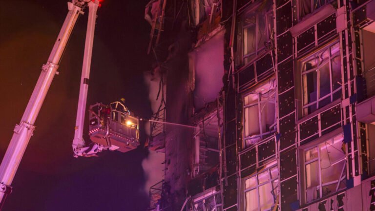 Ucrania eleva a seis los muertos por los ataques nocturnos rusos en Kiev