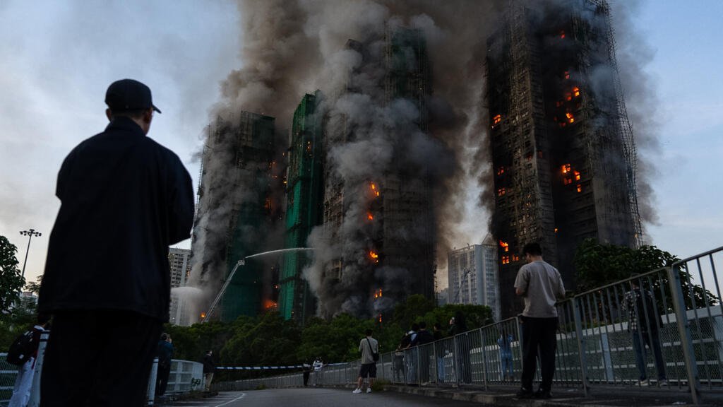 Al menos 13 muertos tras un incendio que arrasó varios bloques residenciales en Hong Kong