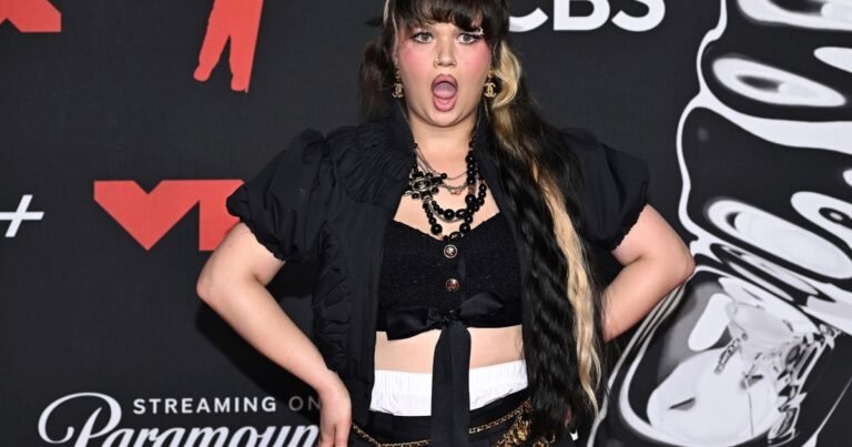 Quién es Lola Young, la cantante que se bajó del Lollapalooza Argentina 2026 tras sufrir un desmayo en pleno concierto