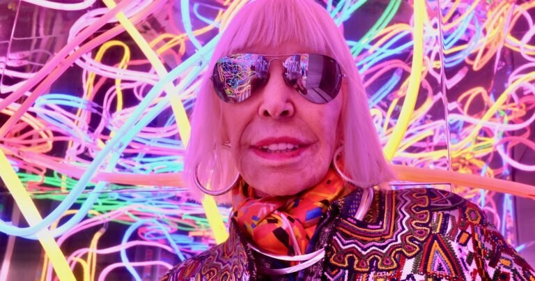 Marta Minujín ilumina Madrid con una instalación lúdica de neón en el Museo de Artes Decorativas