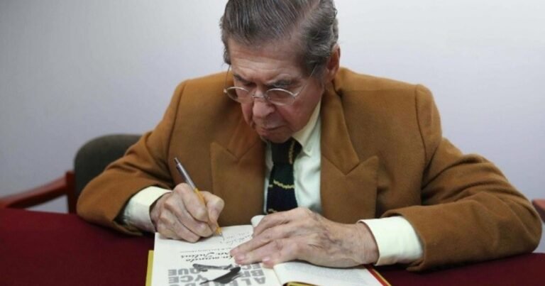 Alfredo Bryce Echenique entregó el manuscrito de 'Un mundo para Julius' al Instituto Cervantes