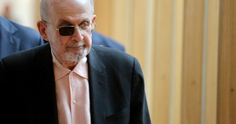 Salman Rushdie cree que vivimos en "la era de la desvergüenza"