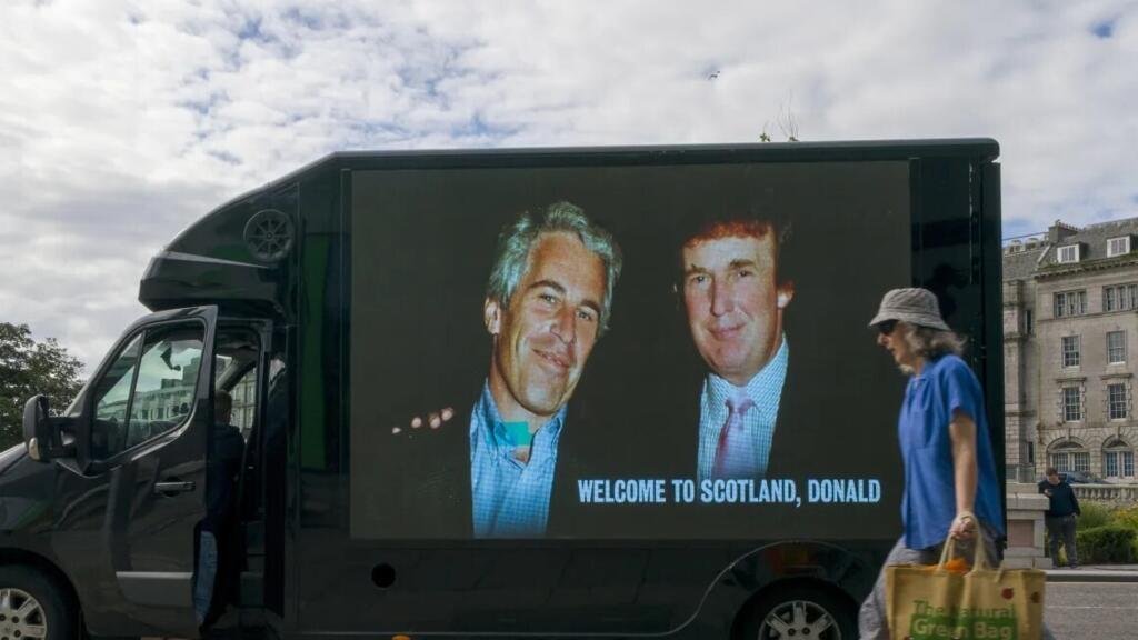 “Sabía de las chicas”: difunden correos según los cuales Trump “pasó horas” con una víctima de Epstein