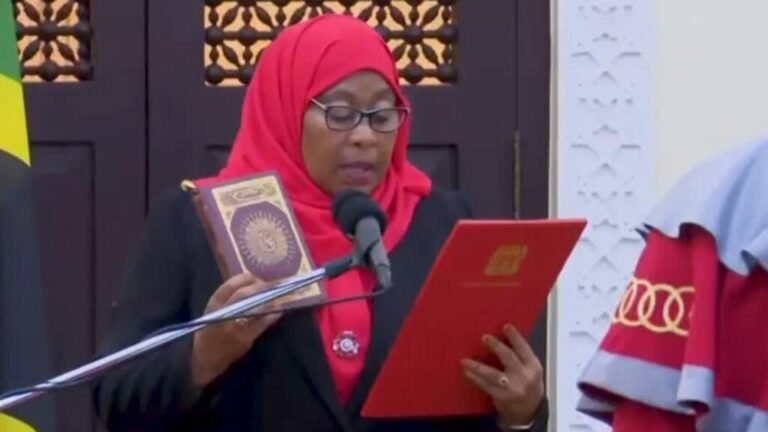 Tras controversiales elecciones, Samia Suluhu Hassan juró como presidenta