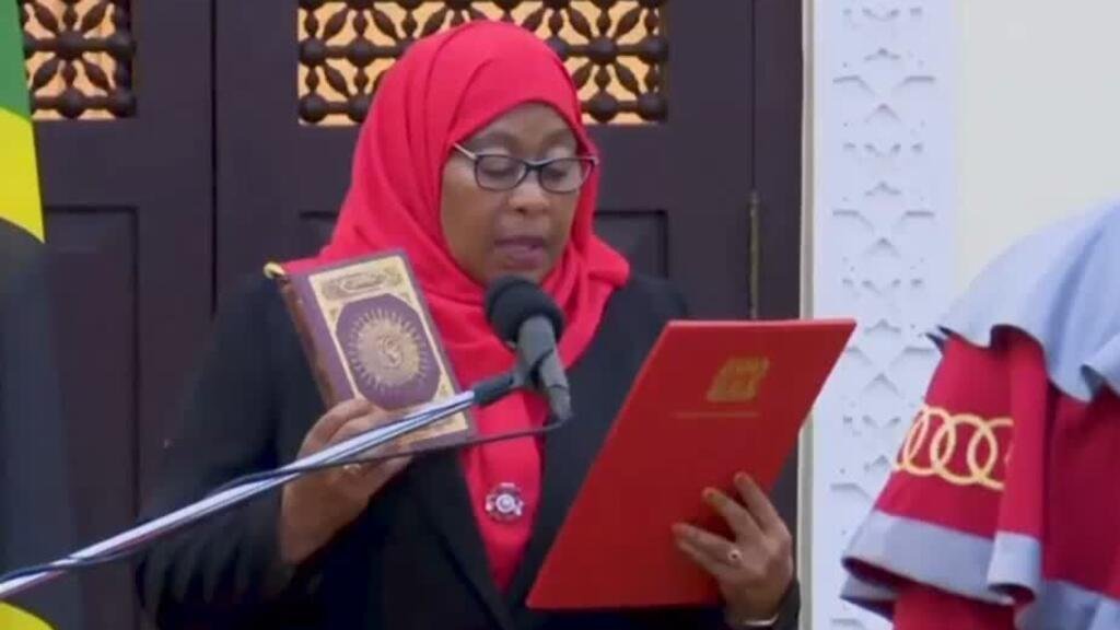 Tras controversiales elecciones, Samia Suluhu Hassan juró como presidenta