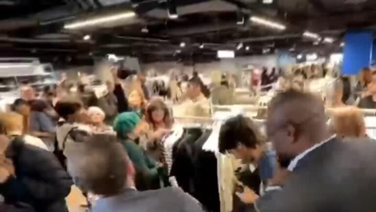 Shein abre tienda en París en medio de polémica por venta de muñecos sexuales en la plataforma