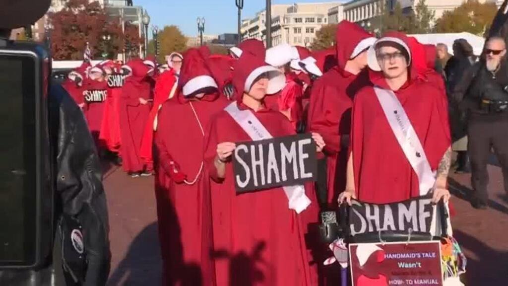 Sombras de Gilead en Washington: protesta contra Trump inspira escenas de 'El cuento de la criada'
